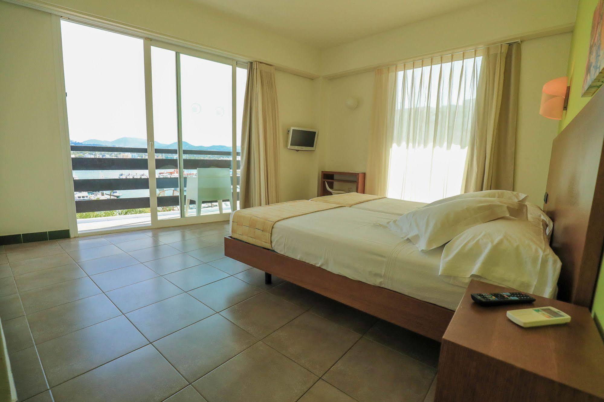 Es Mitjorn Hotel ซานอันโตนิโอ ภายนอก รูปภาพ